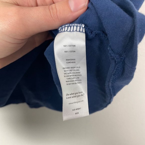 Life is Good Woman's Sz M Classic Fit Crew Neck Navy Blue Sun Sea Sand T Shirt‎ - Picture 4 of 8